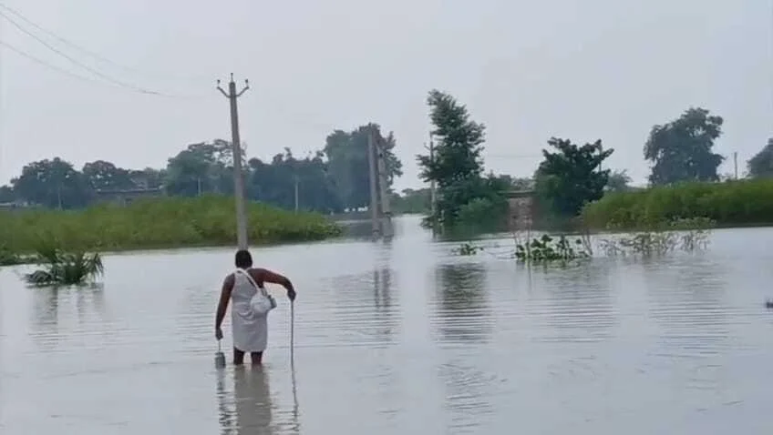 बेगूसराय में गंगा के जलस्तर में लगातार वृद्धि होने से दियारे के लोगों में दहशत का माहौल 1
