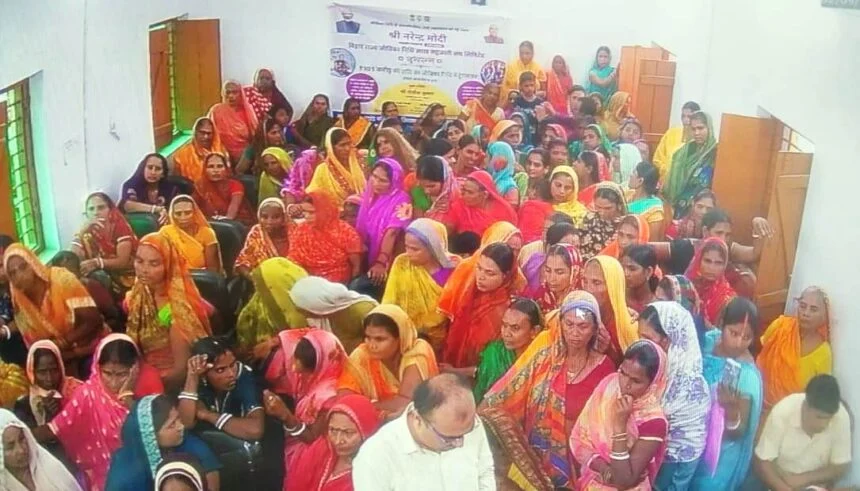बेगूसराय के वीरपुर में पीएम और सीएम के संबोधन सुनने के लिए जीविका दीदी की उमड़ी भीड़ 1