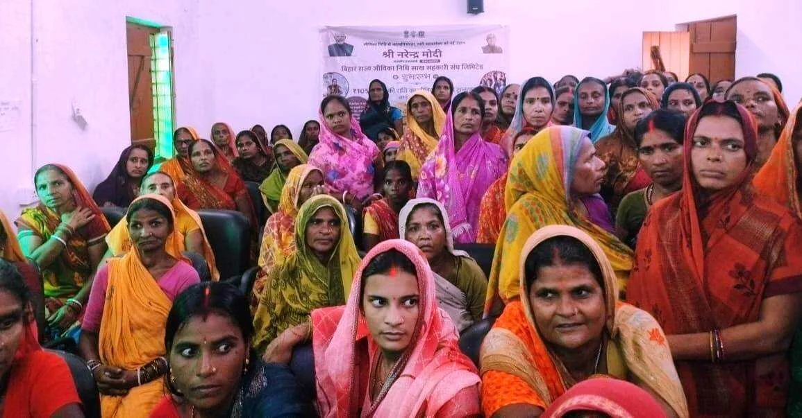 बेगूसराय के वीरपुर में पीएम और सीएम के संबोधन सुनने के लिए जीविका दीदी की उमड़ी भीड़ 2