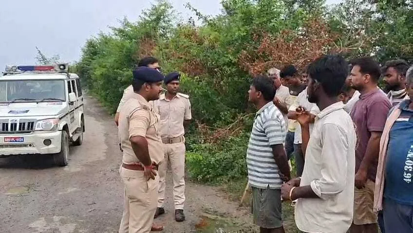 कैमूर: शराब कारोबारी के बाइक की ठोकर से सड़क किनारे बैठा किसान घायल, अनियंत्रित बाइक गढ्ढे में पलटी, दहशत फैलाने के लिए तस्कर ने किया फायरिंग 1