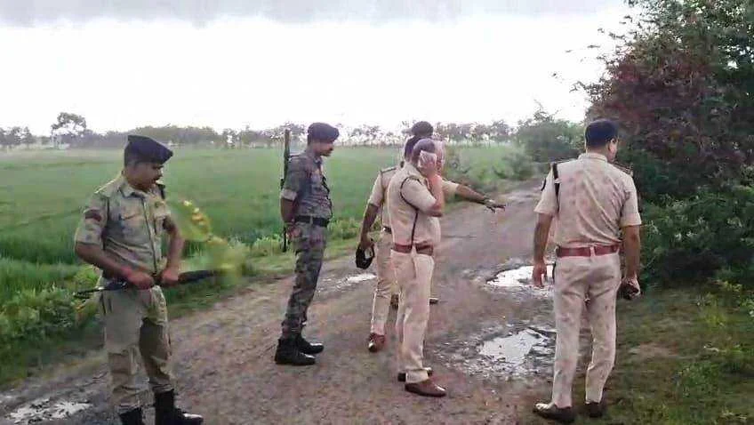 कैमूर: शराब कारोबारी के बाइक की ठोकर से सड़क किनारे बैठा किसान घायल, अनियंत्रित बाइक गढ्ढे में पलटी, दहशत फैलाने के लिए तस्कर ने किया फायरिंग 2