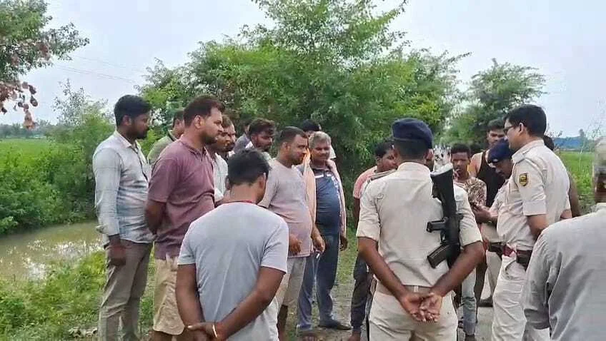 कैमूर: शराब कारोबारी के बाइक की ठोकर से सड़क किनारे बैठा किसान घायल, अनियंत्रित बाइक गढ्ढे में पलटी, दहशत फैलाने के लिए तस्कर ने किया फायरिंग 3