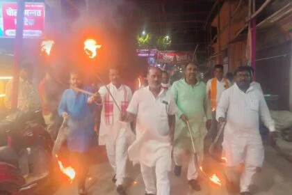 खगड़िया: बिहार बंद को लेकर पूर्व संध्या पर एनडीए कार्यकर्ताओ ने निकाला मसाल जुलूस 2