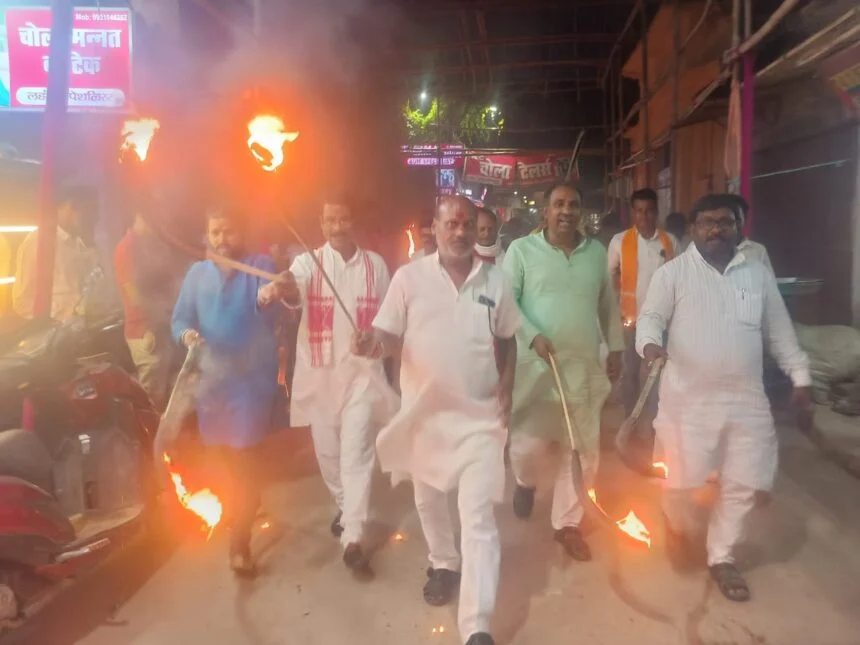 खगड़िया: बिहार बंद को लेकर पूर्व संध्या पर एनडीए कार्यकर्ताओ ने निकाला मसाल जुलूस 1