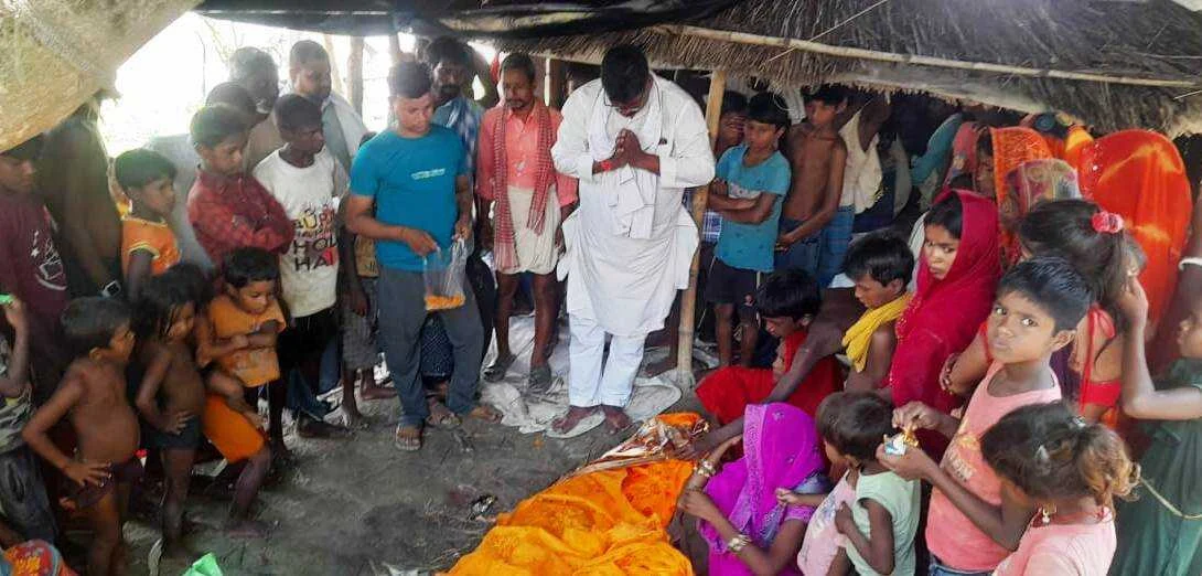 पूर्व जिला परिषद सदस्य सह वीआईपी के जिला प्रभारी दुलार चन्द्र सहनी ने चमथा दियारे में आम लोगो से किया जनसंपर्क 3