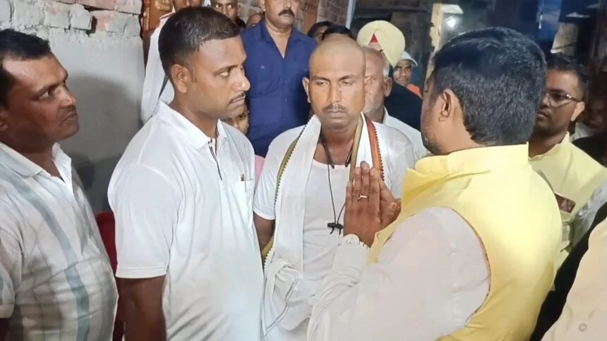 नालंदा: युवा नेता राजू दानवीर पहुंचे हिलसा प्रखंड के मलावां गांव, सड़क हादसे में मृतक के परिजनों से की मुलाकात 1