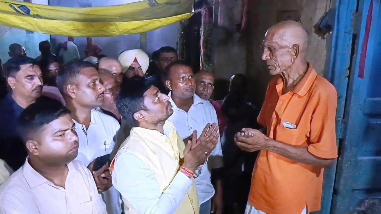 नालंदा: युवा नेता राजू दानवीर पहुंचे हिलसा प्रखंड के मलावां गांव, सड़क हादसे में मृतक के परिजनों से की मुलाकात 2