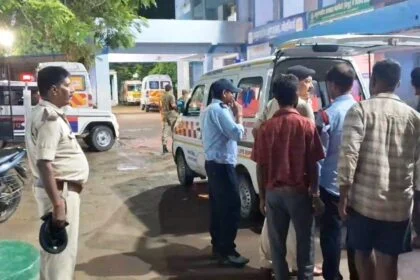 मां के अंतिम संस्कार के लिए ले जा रहे बेटे की सड़क दुर्घटना में हुई मौत, मृतक का बेटा सहित तीन लोग हुए घायल 21