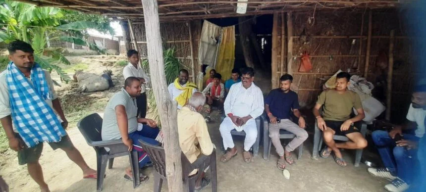 पूर्व जिला परिषद सदस्य सह वीआईपी के जिला प्रभारी दुलार चन्द्र सहनी ने चमथा दियारे में आम लोगो से किया जनसंपर्क 1