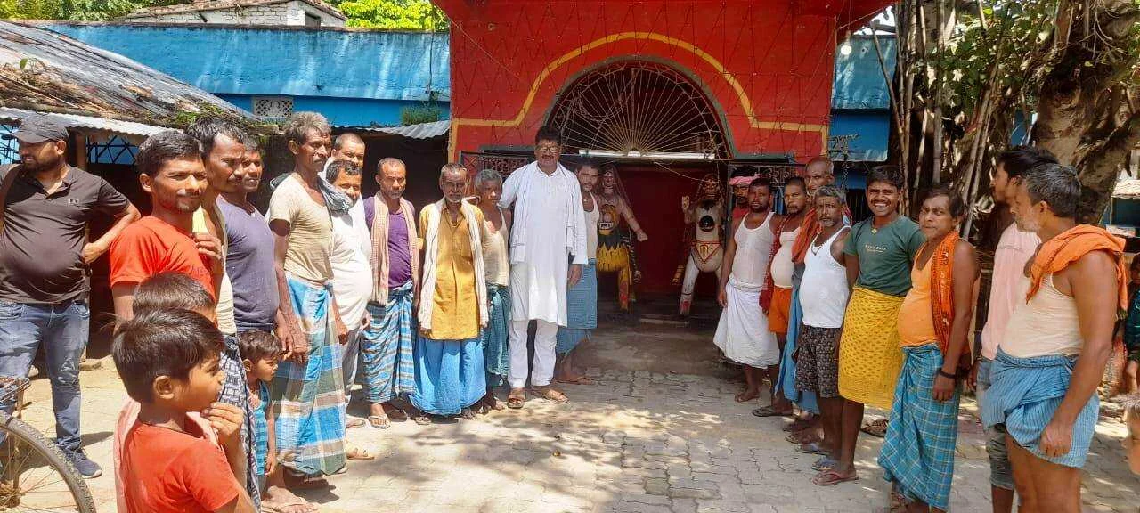 पूर्व जिला परिषद सदस्य सह वीआईपी के जिला प्रभारी दुलार चन्द्र सहनी ने चमथा दियारे में आम लोगो से किया जनसंपर्क 2