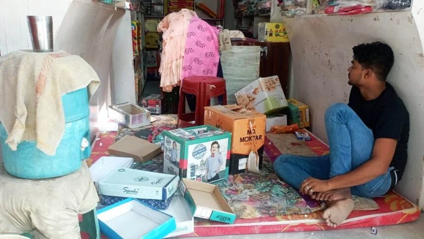 बछवाड़ा बाजार में अज्ञात चोरो ने सेंधमारी कर दो लाख का कपड़ा व नगद लेकर हुआ फरार, पुलिस कर रही है जांच 1