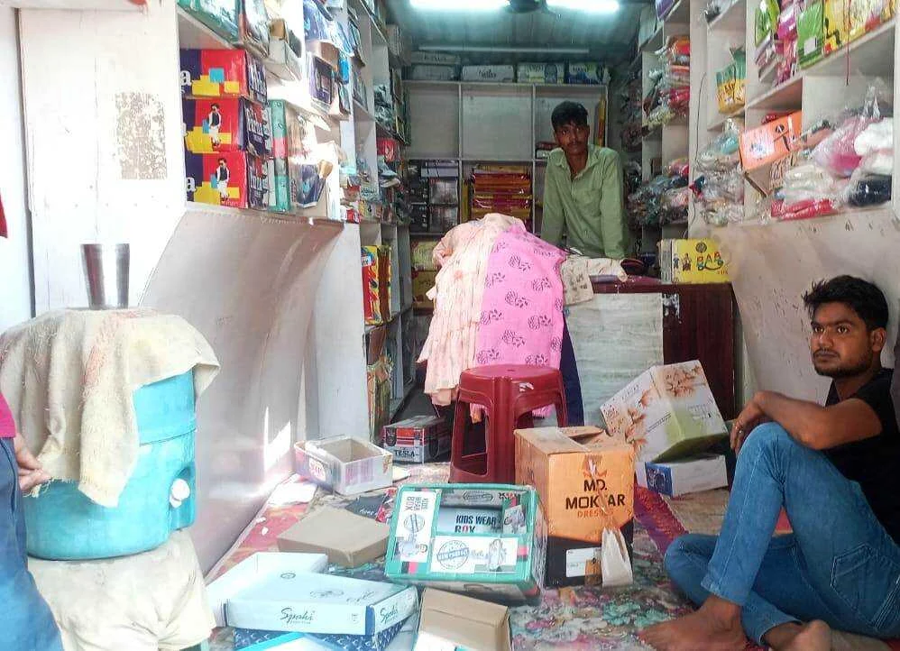 बछवाड़ा बाजार में अज्ञात चोरो ने सेंधमारी कर दो लाख का कपड़ा व नगद लेकर हुआ फरार, पुलिस कर रही है जांच 2