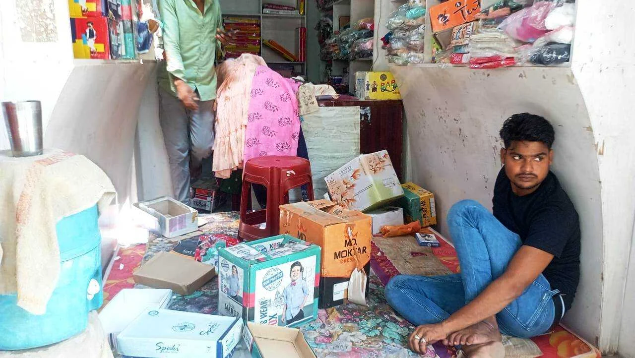 बछवाड़ा बाजार में अज्ञात चोरो ने सेंधमारी कर दो लाख का कपड़ा व नगद लेकर हुआ फरार, पुलिस कर रही है जांच 3