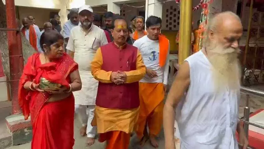 बेगूसराय के सिमरिया में सपरिवार गंगा स्नान कर बोले उपमुख्यमंत्री - सनातन विरोधियों का होगा नाश 3