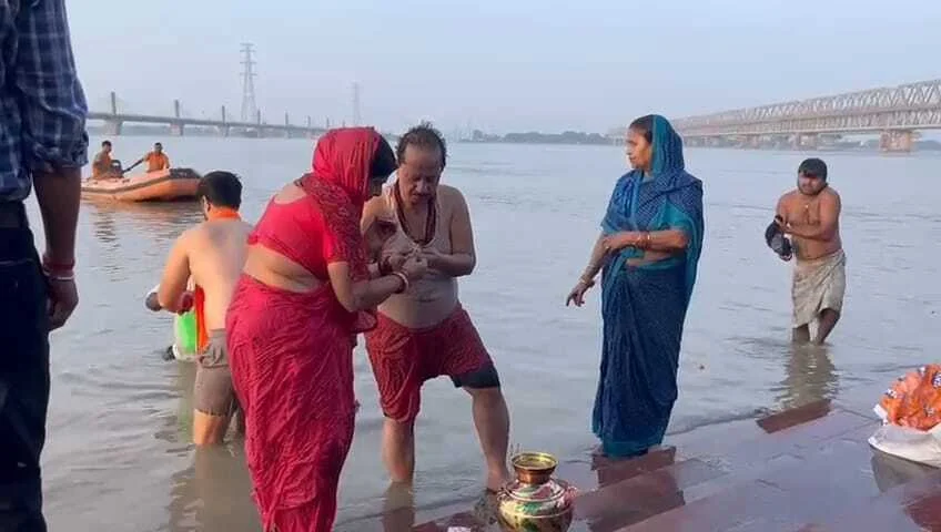 बेगूसराय के सिमरिया में सपरिवार गंगा स्नान कर बोले उपमुख्यमंत्री - सनातन विरोधियों का होगा नाश 2