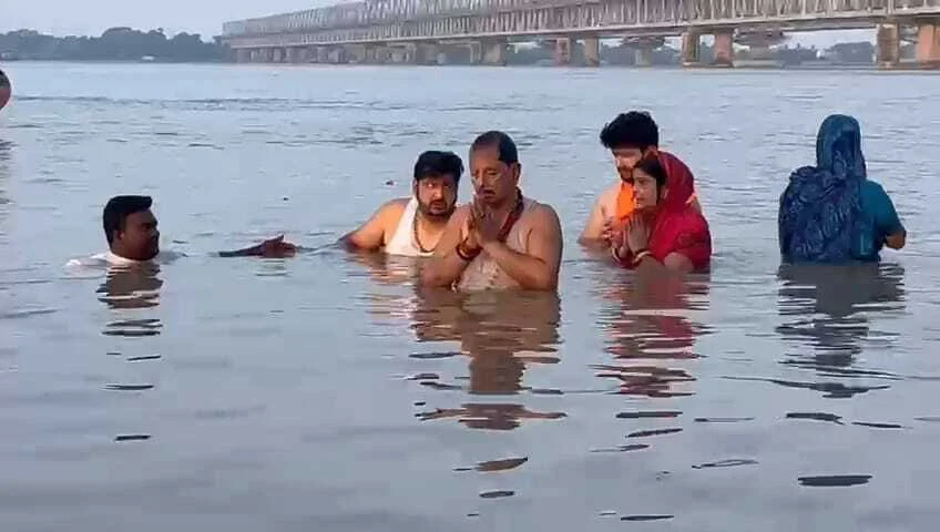 बेगूसराय के सिमरिया में सपरिवार गंगा स्नान कर बोले उपमुख्यमंत्री - सनातन विरोधियों का होगा नाश 1