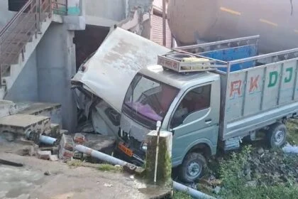 कैमूर: अनियंत्रित होकर बालू लदी ट्रक घर में घुसने से घर हुआ क्षतिग्रस्त,बाल बाल बचे लोग 10