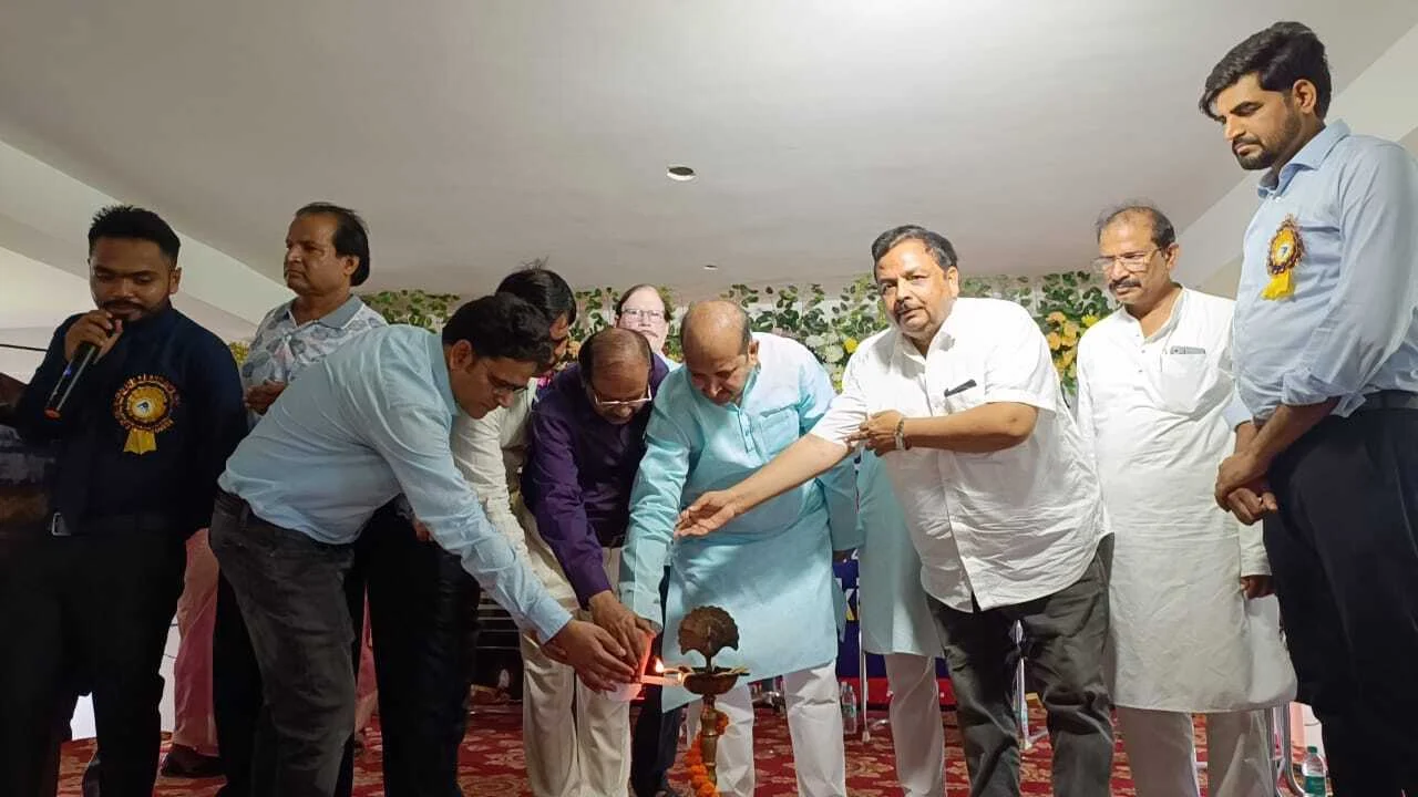 समस्तीपुर: लैंप लाइटिंग समारोह हर नर्स और स्वास्थ्यकर्मी के जीवन में विशेष महत्व रखता है -अख्तरुल इस्लाम शाहीन 2