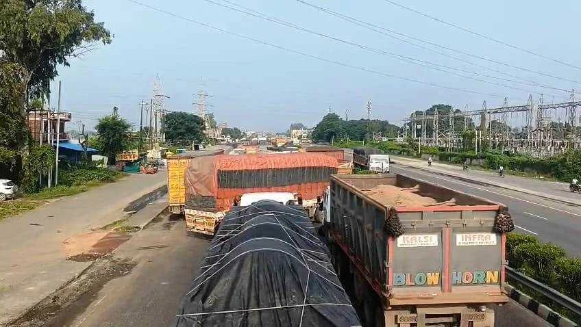 कैमूर: बिहार-यूपी बॉर्डर स्थित दिल्ली-कोलकाता राष्ट्रीय राजमार्ग (NH-2) पर कर्मनाशा बॉर्डर से लेकर 8 किलोमीटर लगा जाम 2