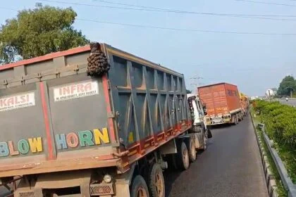 कैमूर: बिहार-यूपी बॉर्डर स्थित दिल्ली-कोलकाता राष्ट्रीय राजमार्ग (NH-2) पर कर्मनाशा बॉर्डर से लेकर 8 किलोमीटर लगा जाम 4