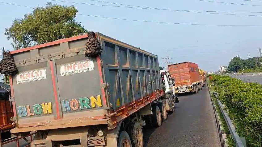 कैमूर: बिहार-यूपी बॉर्डर स्थित दिल्ली-कोलकाता राष्ट्रीय राजमार्ग (NH-2) पर कर्मनाशा बॉर्डर से लेकर 8 किलोमीटर लगा जाम 1