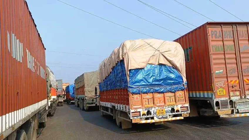 कैमूर: बिहार-यूपी बॉर्डर स्थित दिल्ली-कोलकाता राष्ट्रीय राजमार्ग (NH-2) पर कर्मनाशा बॉर्डर से लेकर 8 किलोमीटर लगा जाम 3