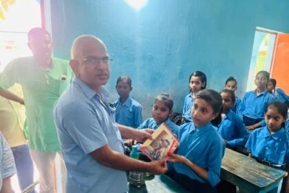 दैनिक भास्कर के डिजिटल पत्रकार गुड्डु ने 150 छात्रों के बीच कॉपी,कलम व टॉफी बांटकर मनाया अपना जन्म दिन 21