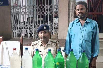 वीरपुर पुलिस ने 21 लीटर शराब के साथ दो कारोबारी समेत तीन को किया गिरफ्तार 15