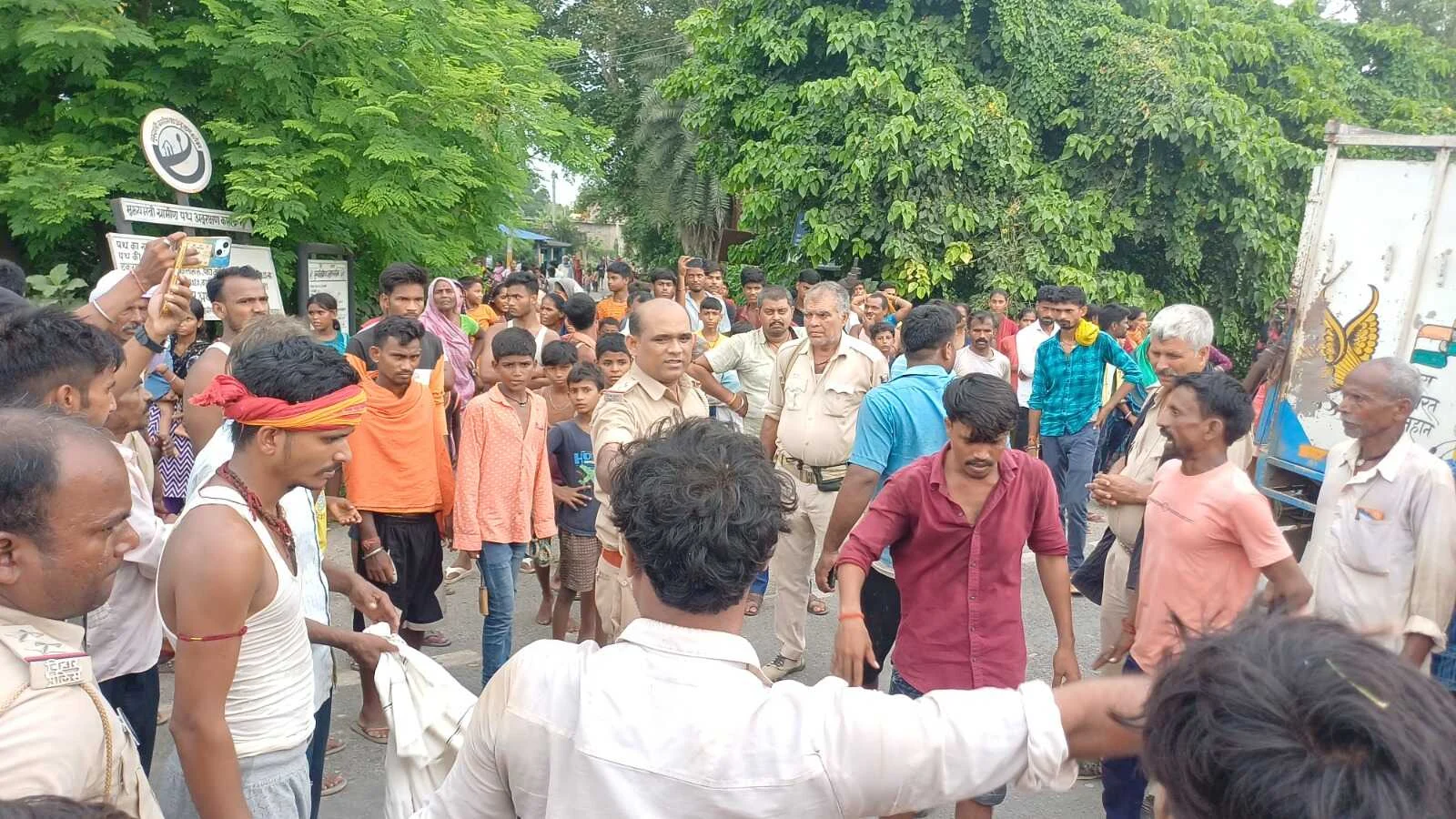 बछवाड़ा में दहेज में रुपये की मांग पूरी न होने पर बहू को बेरहमी से पिटाई, इलाज के दौरान मौत, परिजनों ने एनएच 28 सड़क को जाम कर किया हंगामा 2