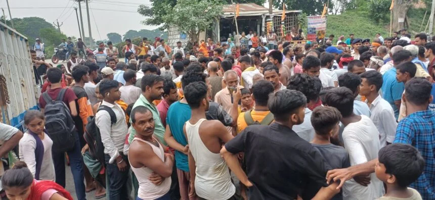 बछवाड़ा में दहेज में रुपये की मांग पूरी न होने पर बहू को बेरहमी से पिटाई, इलाज के दौरान मौत, परिजनों ने एनएच 28 सड़क को जाम कर किया हंगामा 1