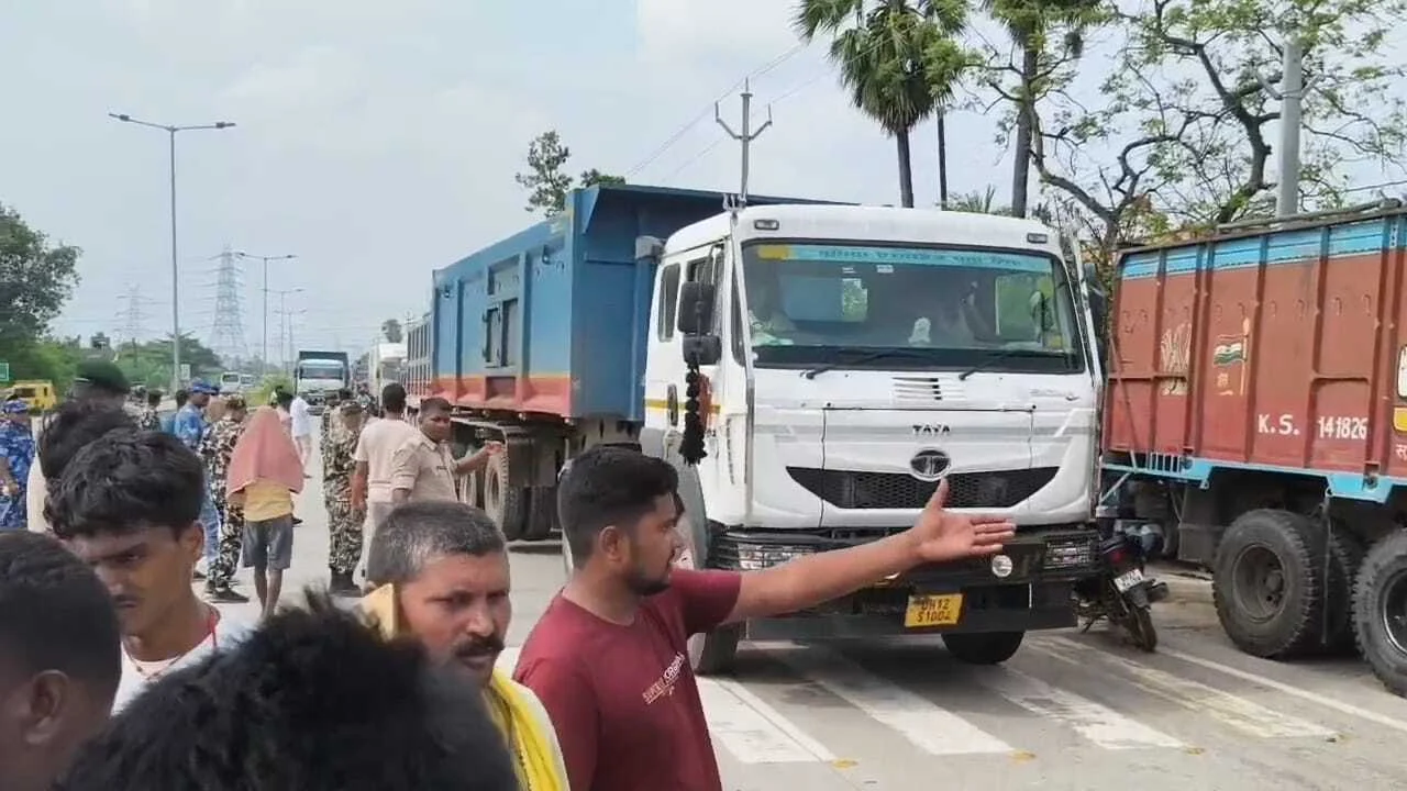 नालंदा: सड़क किनारे ट्रैक्टर बना रहे दो लोगों को ट्रक ने कुचला,एक युवक की हुई मौत, दूसरे की हालत नाजुक 2