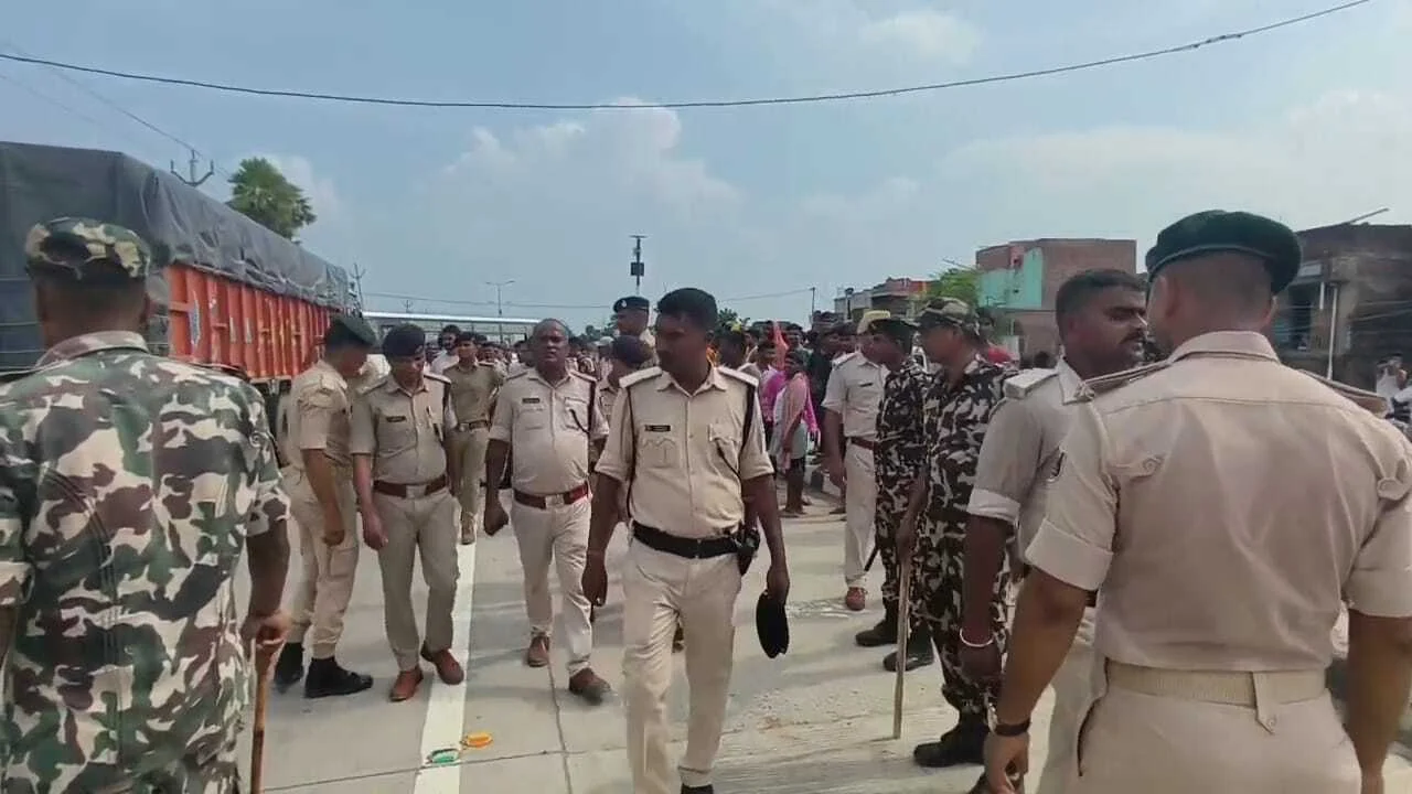 नालंदा: सड़क किनारे ट्रैक्टर बना रहे दो लोगों को ट्रक ने कुचला,एक युवक की हुई मौत, दूसरे की हालत नाजुक 3