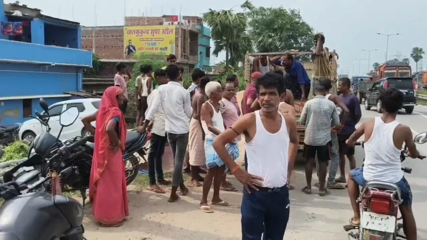 नालंदा: सड़क किनारे ट्रैक्टर बना रहे दो लोगों को ट्रक ने कुचला,एक युवक की हुई मौत, दूसरे की हालत नाजुक 1