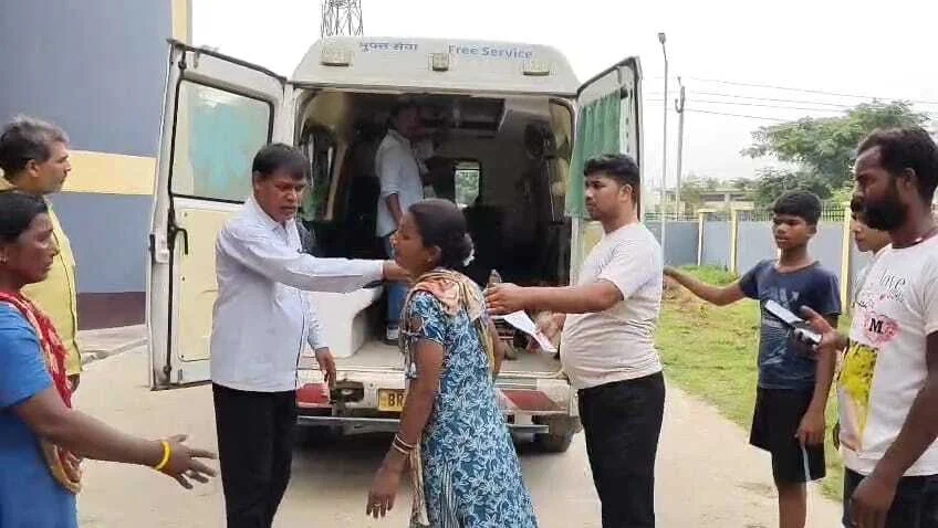 कैमूर के दुर्गावती में खड़ी ट्रैक्टर ट्राली में घुसी अनियंत्रित बाइक, एक महिला समेत पांच लोग घायल, दो की हालत गंभीर 1