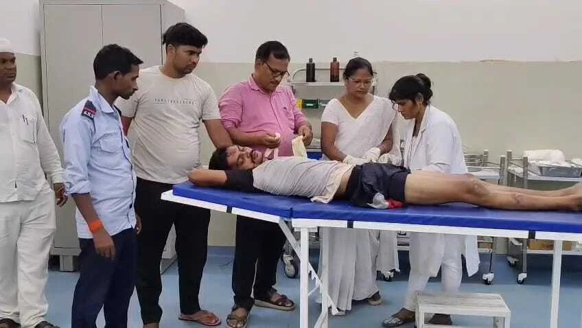 कैमूर के दुर्गावती में खड़ी ट्रैक्टर ट्राली में घुसी अनियंत्रित बाइक, एक महिला समेत पांच लोग घायल, दो की हालत गंभीर 3