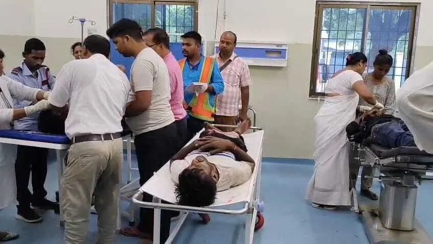 कैमूर के दुर्गावती में खड़ी ट्रैक्टर ट्राली में घुसी अनियंत्रित बाइक, एक महिला समेत पांच लोग घायल, दो की हालत गंभीर 2