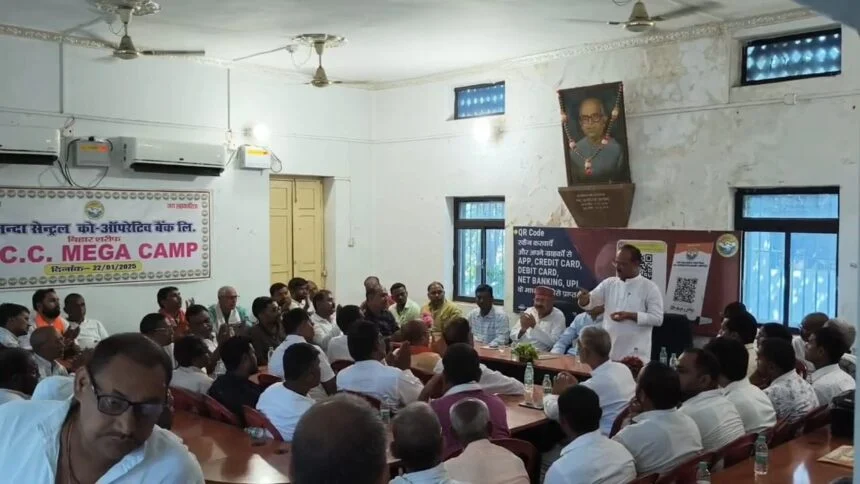 नालंदा सहकारी बैंक परिसर में एनडीए कार्यकर्ता सम्मेलन की तैयारियों को लेकर बैठक, नियमों की अनदेखी पर सवाल, बैंक परिसर में राजनीतिक बैठक 1