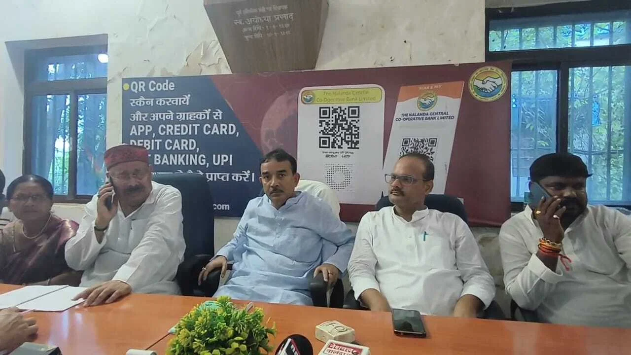 नालंदा सहकारी बैंक परिसर में एनडीए कार्यकर्ता सम्मेलन की तैयारियों को लेकर बैठक, नियमों की अनदेखी पर सवाल, बैंक परिसर में राजनीतिक बैठक 2