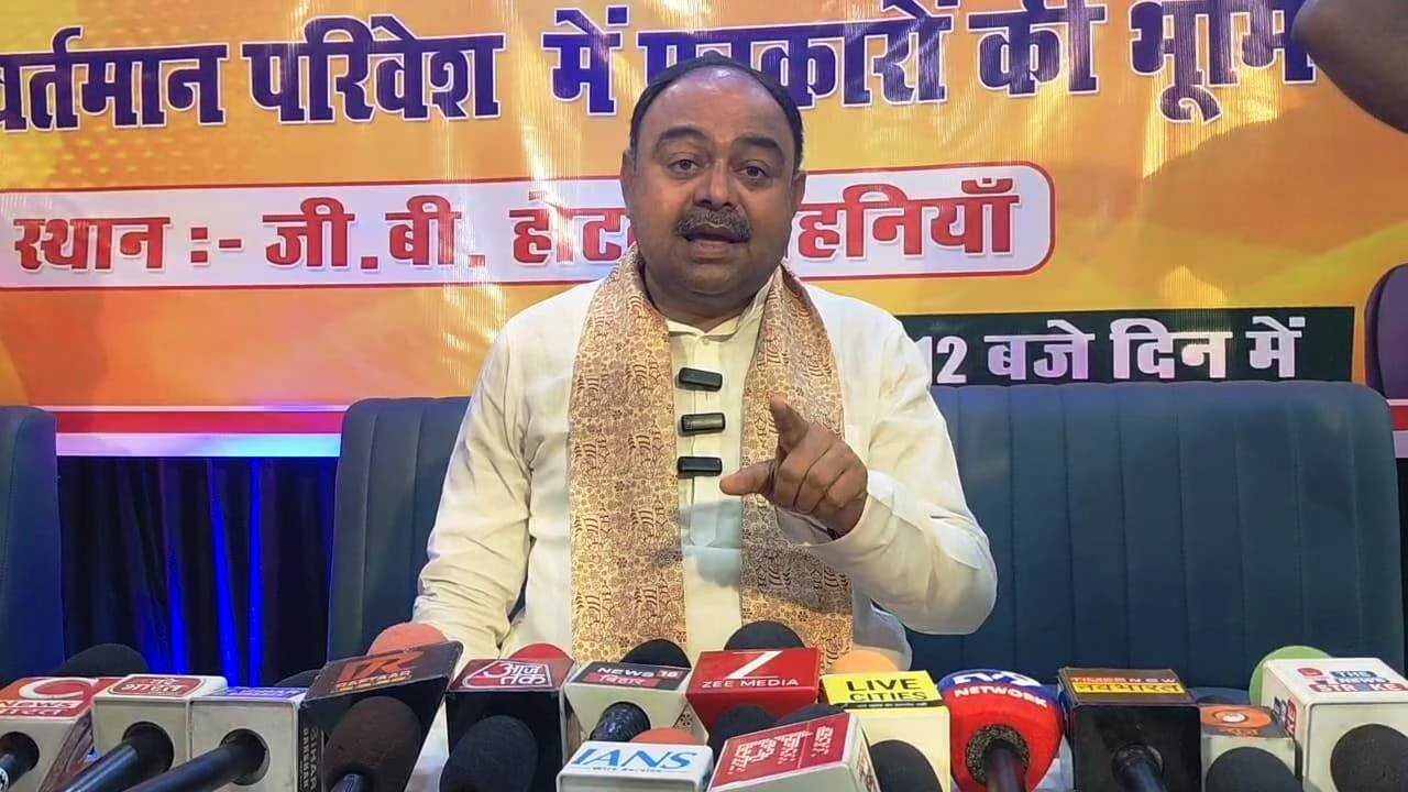 कैमूर: मंत्री संतोष सिंह ने कहा ममता बनर्जी को भी संविधान के बारे में जानकारी लेनी पड़ेगी और यह देश संविधान से चलता है किसी के लाठी से किसी के तानाशाही से नहीं 3