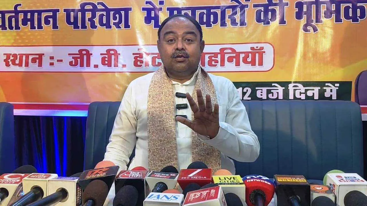 कैमूर: मंत्री संतोष सिंह ने कहा ममता बनर्जी को भी संविधान के बारे में जानकारी लेनी पड़ेगी और यह देश संविधान से चलता है किसी के लाठी से किसी के तानाशाही से नहीं 2