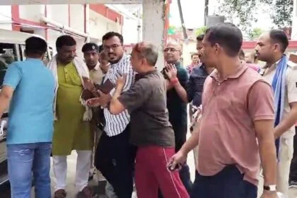 बेगूसराय में निगरानी विभाग की टीम ने अंचलाधिकारी एवं डाटा एंट्री ऑपरेटर को दो लाख रिश्वत लेते रंगे हाथ किया गिरफ्तार 23