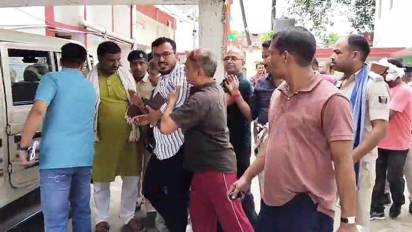 बेगूसराय में निगरानी विभाग की टीम ने अंचलाधिकारी एवं डाटा एंट्री ऑपरेटर को दो लाख रिश्वत लेते रंगे हाथ किया गिरफ्तार 1