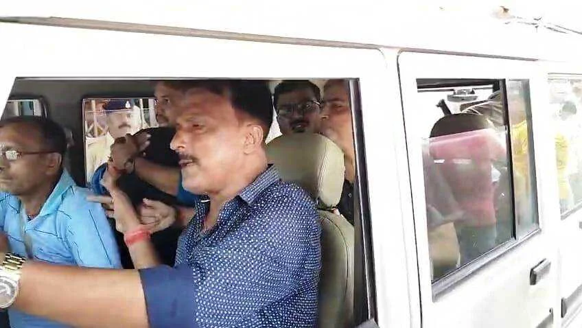 बेगूसराय में निगरानी विभाग की टीम ने अंचलाधिकारी एवं डाटा एंट्री ऑपरेटर को दो लाख रिश्वत लेते रंगे हाथ किया गिरफ्तार 2