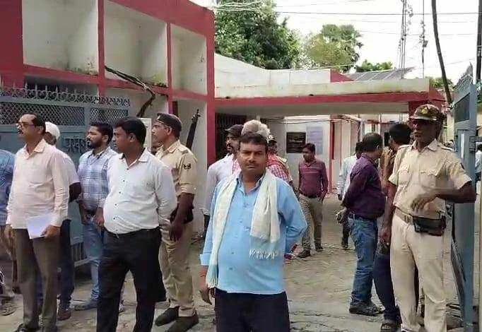 बेगूसराय में निगरानी विभाग की टीम ने अंचलाधिकारी एवं डाटा एंट्री ऑपरेटर को दो लाख रिश्वत लेते रंगे हाथ किया गिरफ्तार 3