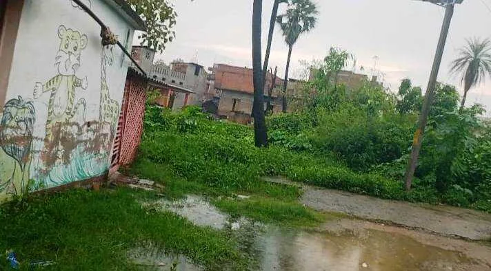 नारकीय स्थित में चल रहा है वीरपुर प्रखंड मुख्यालय का आंगनबाड़ी केंद्र संख्या 38, कभी भी हो सकता है हादसा 2