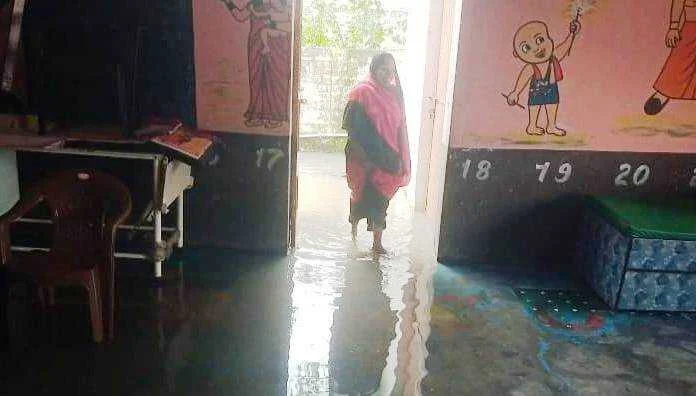 नारकीय स्थित में चल रहा है वीरपुर प्रखंड मुख्यालय का आंगनबाड़ी केंद्र संख्या 38, कभी भी हो सकता है हादसा 1