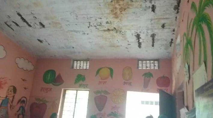 नारकीय स्थित में चल रहा है वीरपुर प्रखंड मुख्यालय का आंगनबाड़ी केंद्र संख्या 38, कभी भी हो सकता है हादसा 3