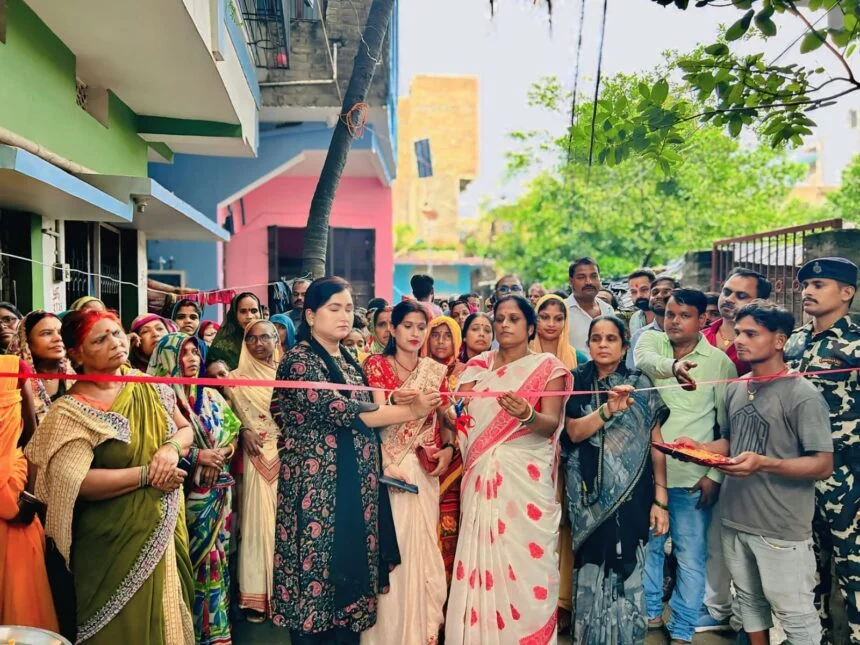 समस्तीपुर: महापौर श्रीमती अनिता राम एवं वार्ड पार्षद श्री मति रूबी कुमारी के द्वारा सड़क सह नाला निर्माण कार्य का फीता काटकर किया गया उद्घाटन 1