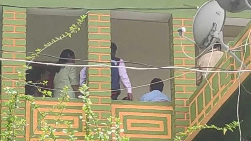 समस्तीपुर: ग्रामीण कार्य विभाग के इंजीनियर विनोद कुमार राय के ठिकाने पर आर्थिक अपराध इकाई की छापेमारी से मचा हरकंप 4