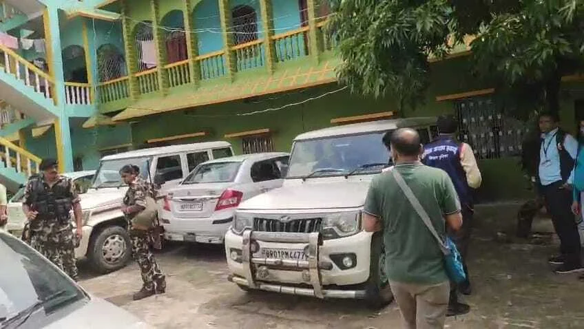 समस्तीपुर: ग्रामीण कार्य विभाग के इंजीनियर विनोद कुमार राय के ठिकाने पर आर्थिक अपराध इकाई की छापेमारी से मचा हरकंप 1